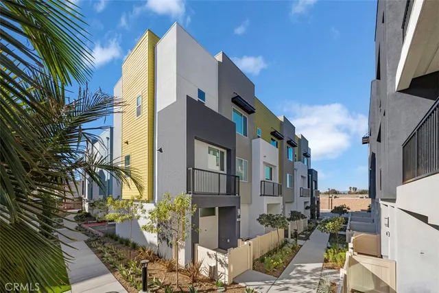 $799,990 | 1097 North Harbor Boulevard, Anaheim, CA 92801