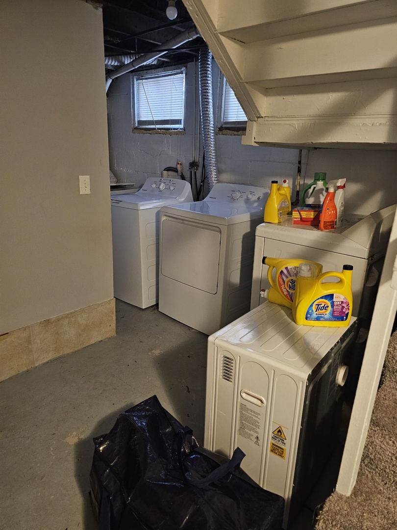 1115 14th Street Moline, IL 61265 - Photo 6 of 14 a utility room with dryer and washer
