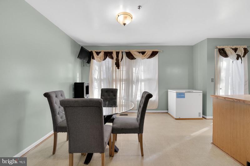 9303 Ispahan Loop Laurel, MD 20708 - Photo 11 of 27 Kitchen eat-in