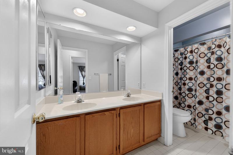 9303 Ispahan Loop Laurel, MD 20708 - Photo 21 of 27 hallway full bathroom