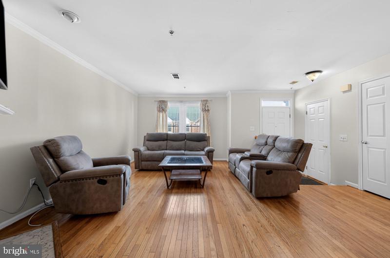 9303 Ispahan Loop Laurel, MD 20708 - Photo 4 of 27 Living room