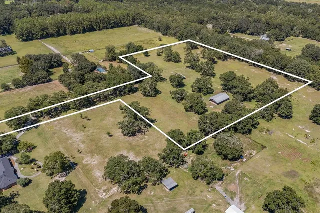 a view of a tennis court