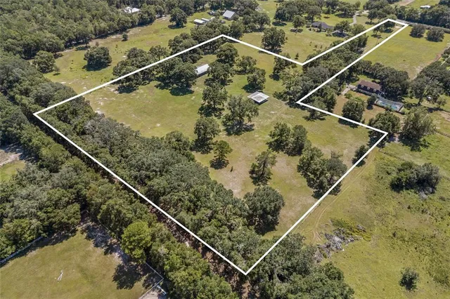 a view of a house with a big yard