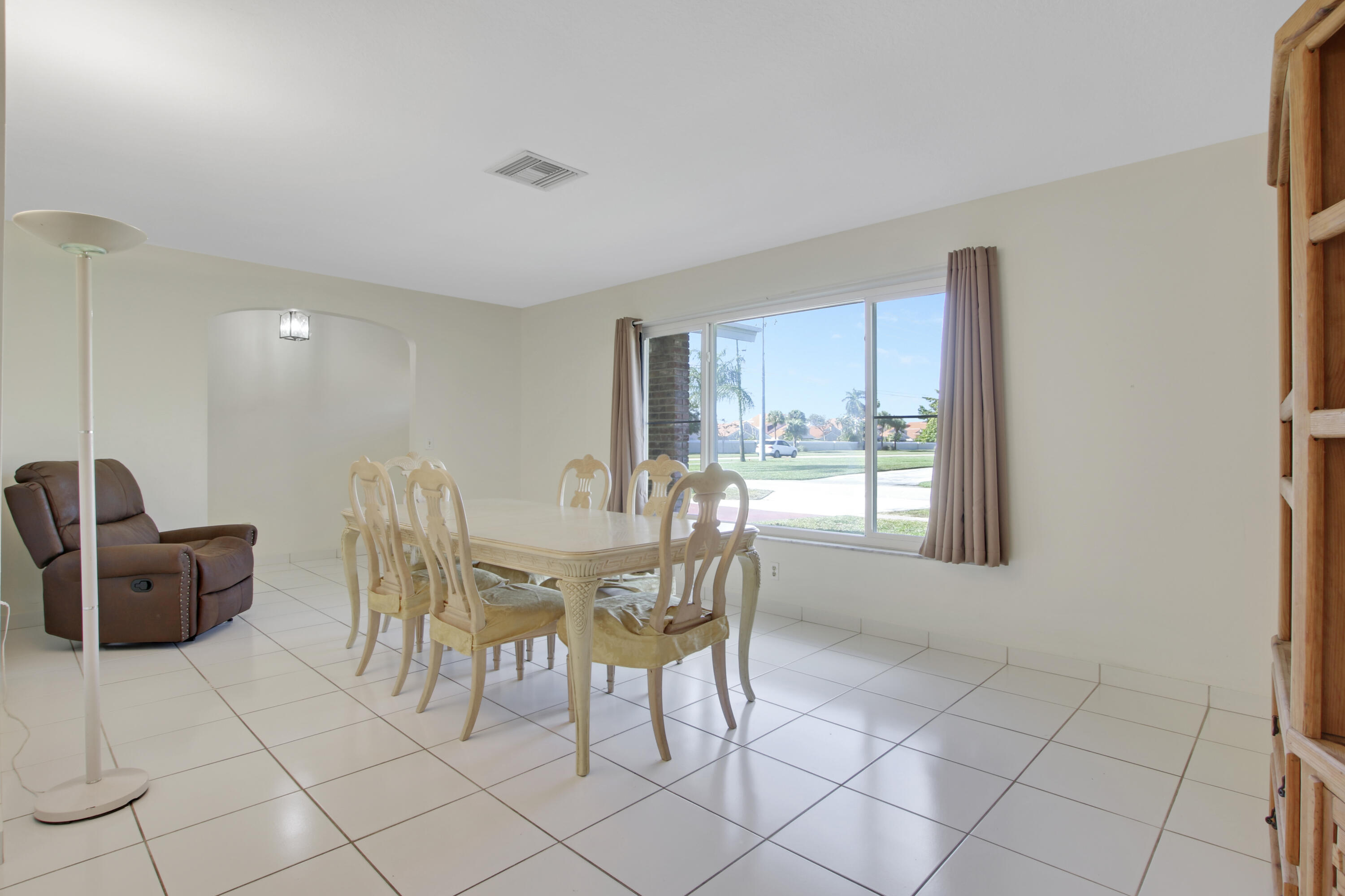2480 Windsor Road Palm Beach Gardens, FL 33410 - Photo 13 of 44 Living room