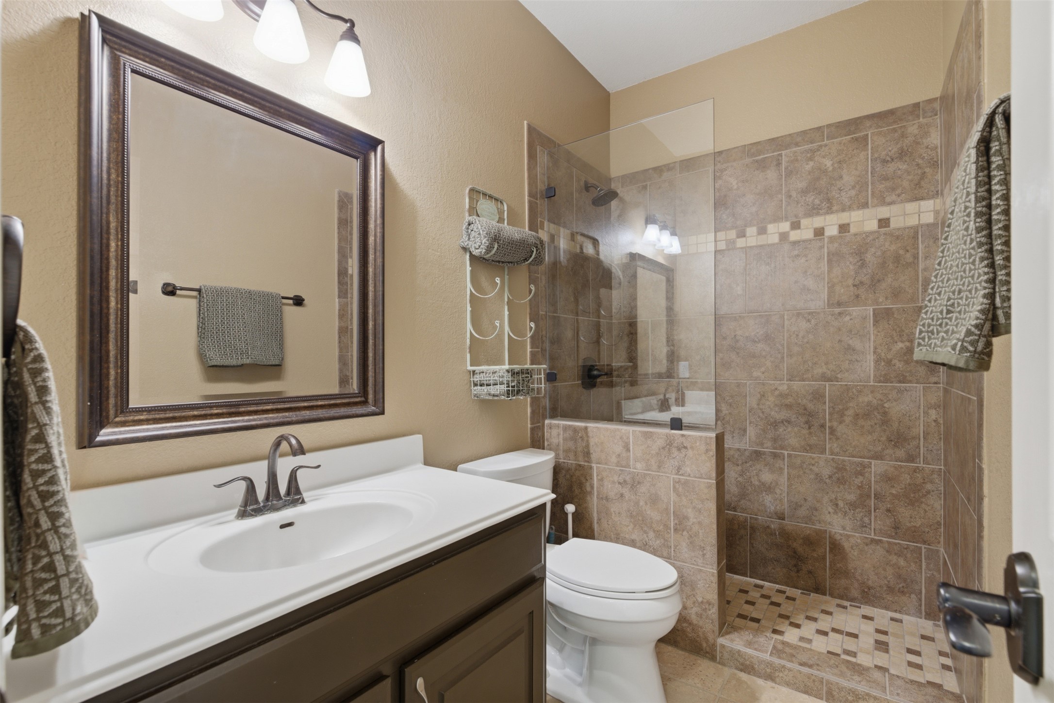 1104 Old Mill Road Cedar Park, TX 78613 - Photo 21 of 40 Lower guest bath adjacent to Bedroom 4