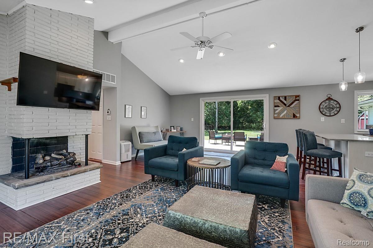 1881 Walton Blvd. Rochester, MI 48309 - Photo 6 of 39 walton 1.jpg