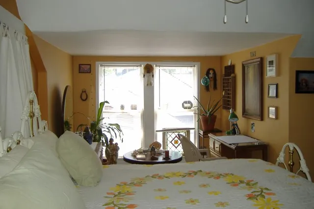 a view of a livingroom with furniture