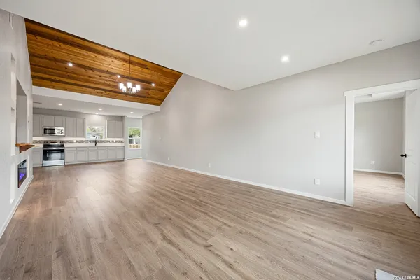 $380,000 | 316 Royal Oaks Drive, Somerset, TX 78069