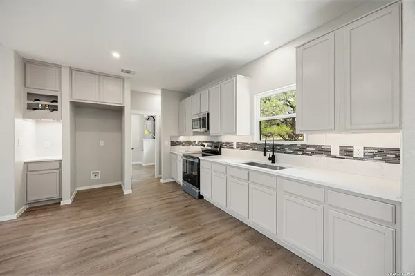 $380,000 | 316 Royal Oaks Drive, Somerset, TX 78069