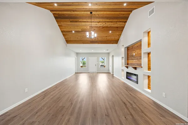 $380,000 | 316 Royal Oaks Drive, Somerset, TX 78069