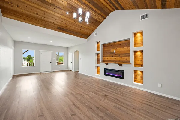 $380,000 | 316 Royal Oaks Drive, Somerset, TX 78069