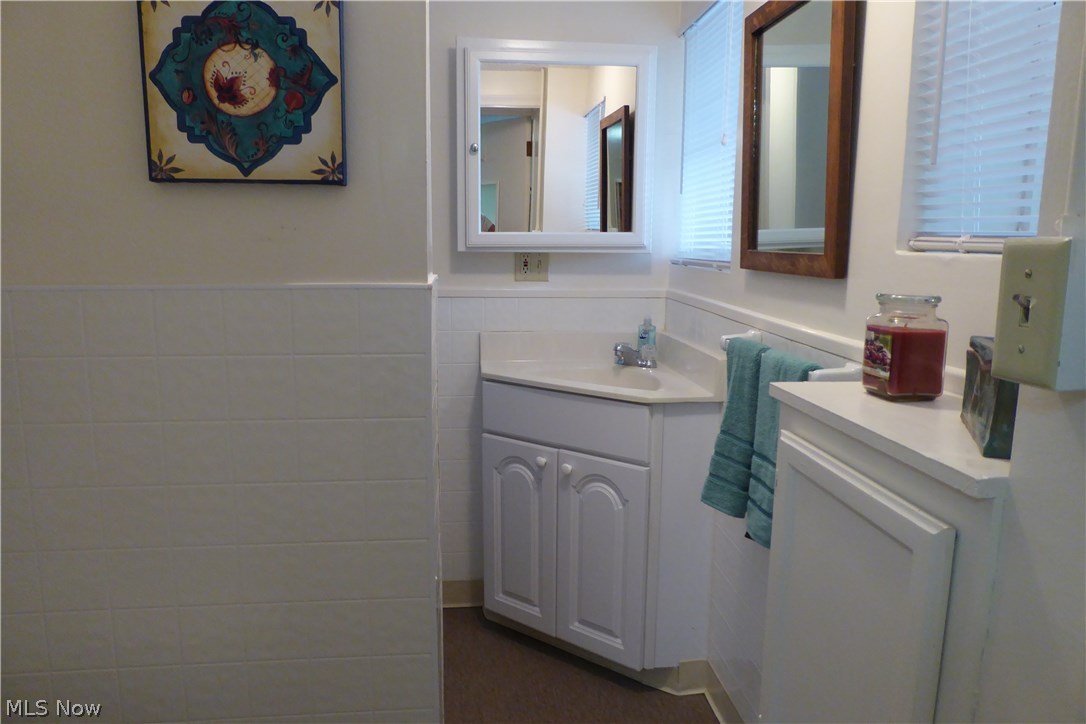 10316 Johnnycake Ridge Road Painesville, OH 44077 - Photo 19 of 30 This is the Full Bath in the Lower Level .... the Shower is Right Around the Corner!