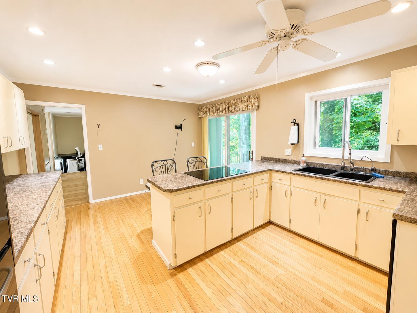301 Hillside Road Johnson City, TN 37601 - Photo 7 of 34 Property Image