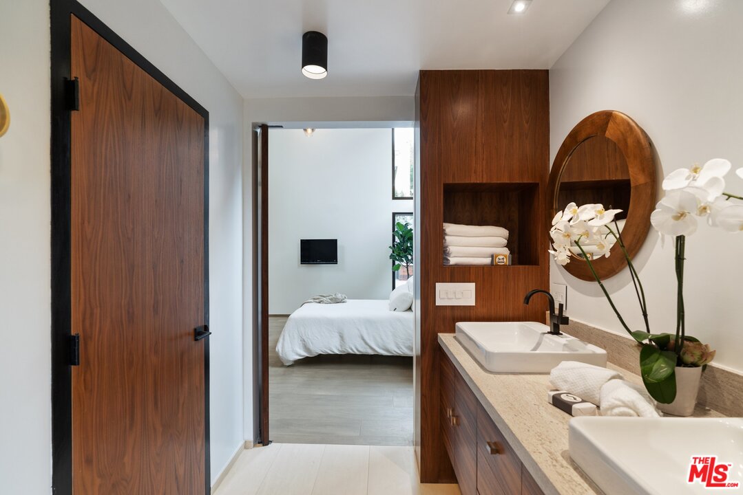 2124 Mt Olympus Drive Los Angeles, CA 90046 - Photo 3 of 10