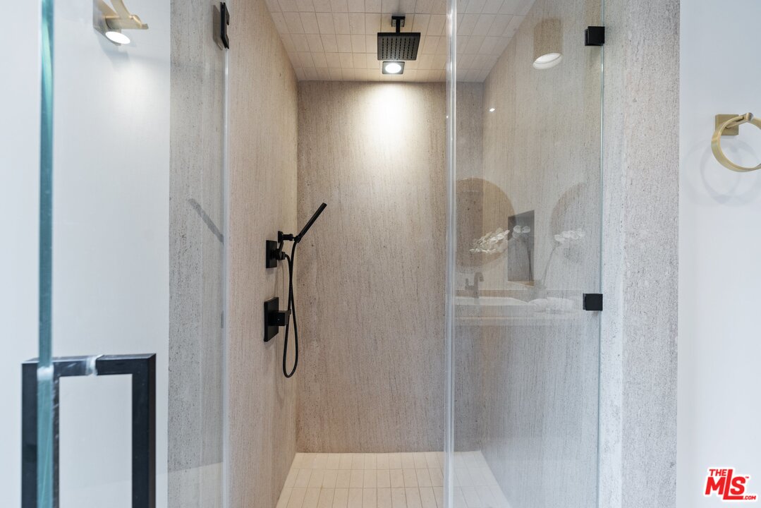 2124 Mt Olympus Drive Los Angeles, CA 90046 - Photo 4 of 10