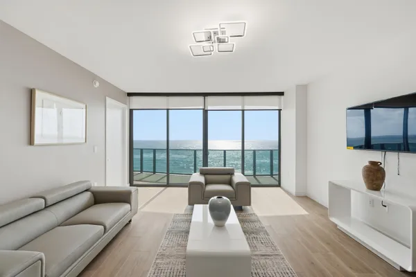 $18,500 | 900 North Ocean Boulevard, Unit 802, Pompano Beach, FL 33062