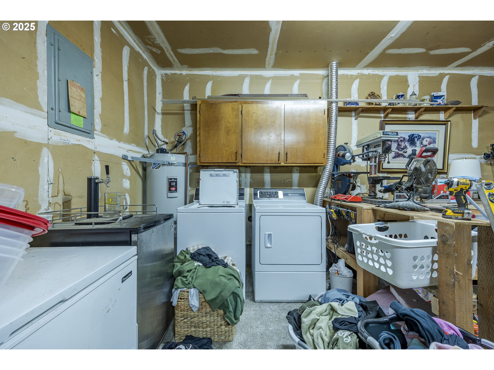 175 North 49th Street Springfield, OR 97478 - Photo 28 of 37 a room filled with furniture and a flat screen tv