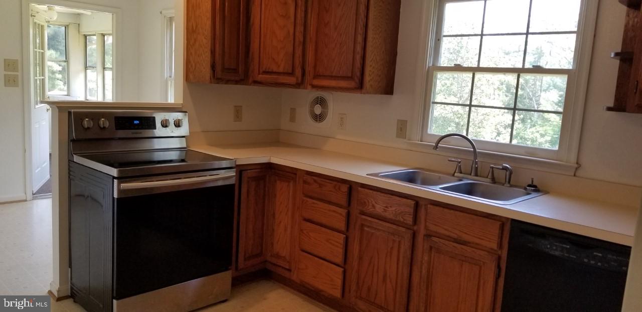 80 Rudasill Mill Road Woodville, VA 22749 - Photo 7 of 27 Kitchen/Eat in/Sun Room. SS Range