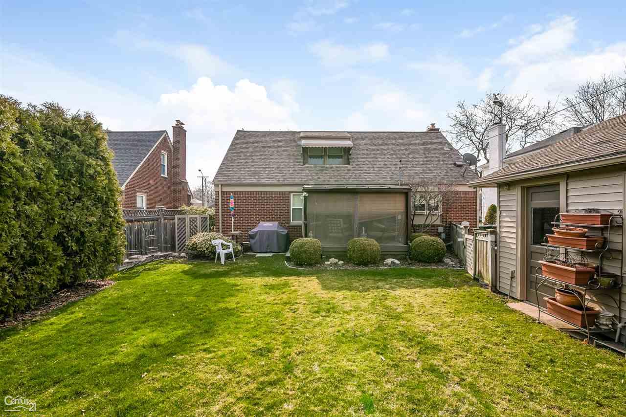 20069 Holiday Road Grosse Pointe Woods, MI 48236 - Photo 34 of 38