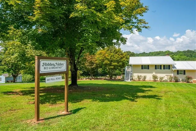 a view of a house with backyard and garden