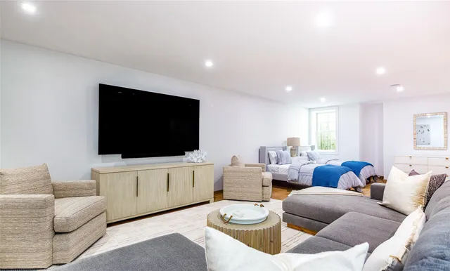 $3,900,000 | 1 Spruce Court, Water Mill, NY 11976