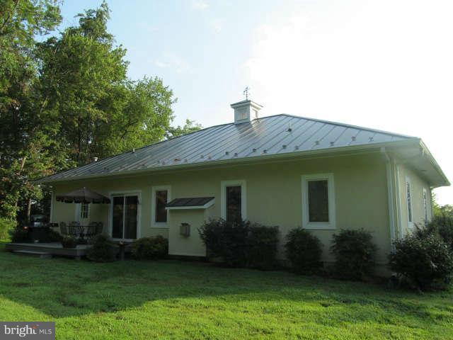 8054 Leeds Manor Road Marshall, VA 20115 - Photo 25 of 27 Exterior Rear