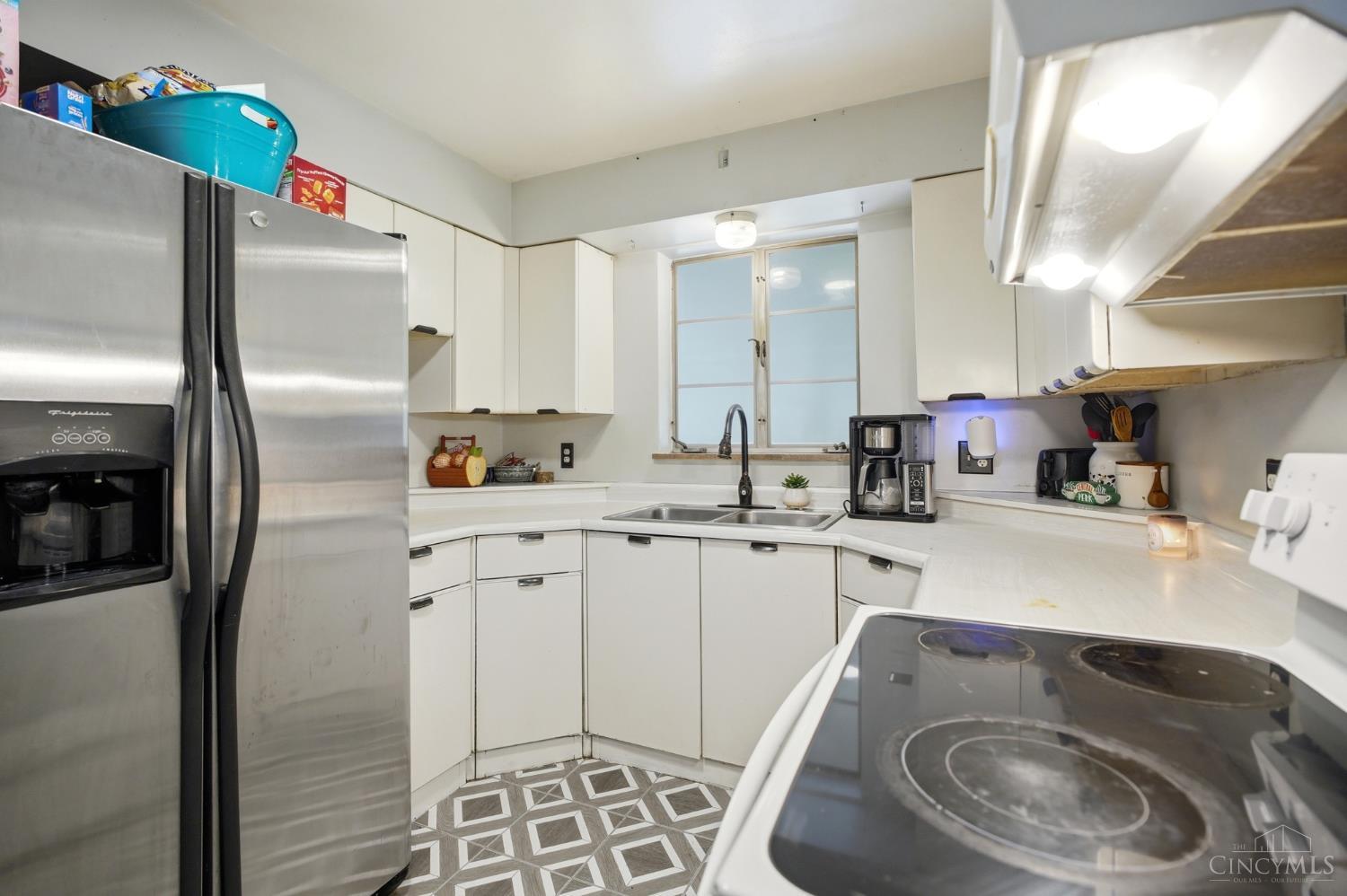 6027 Springdale Road Cincinnati, OH 45247 - Photo 8 of 25