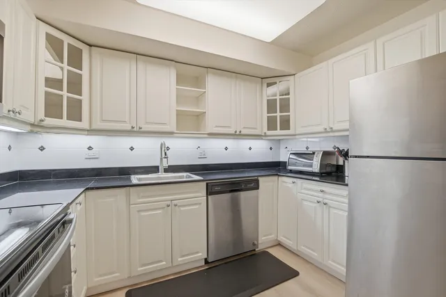 $299,000 | 3100 North Lake Shore Drive, Unit 301, Chicago, IL 60657