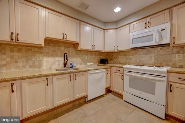 $579,900 | 1805 Crystal Drive, Unit 1010S, Arlington, VA 22202
