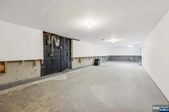 a view of a yard with a house