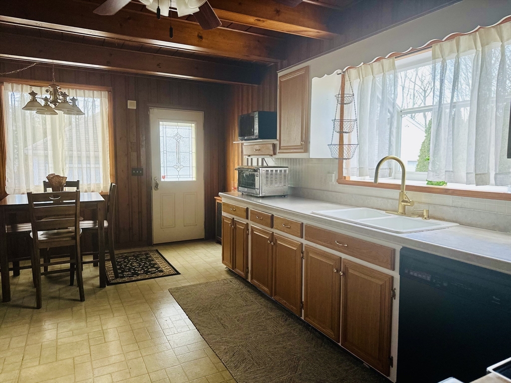 40 Peekskill Avenue Springfield, MA 01129 - Photo 2 of 23