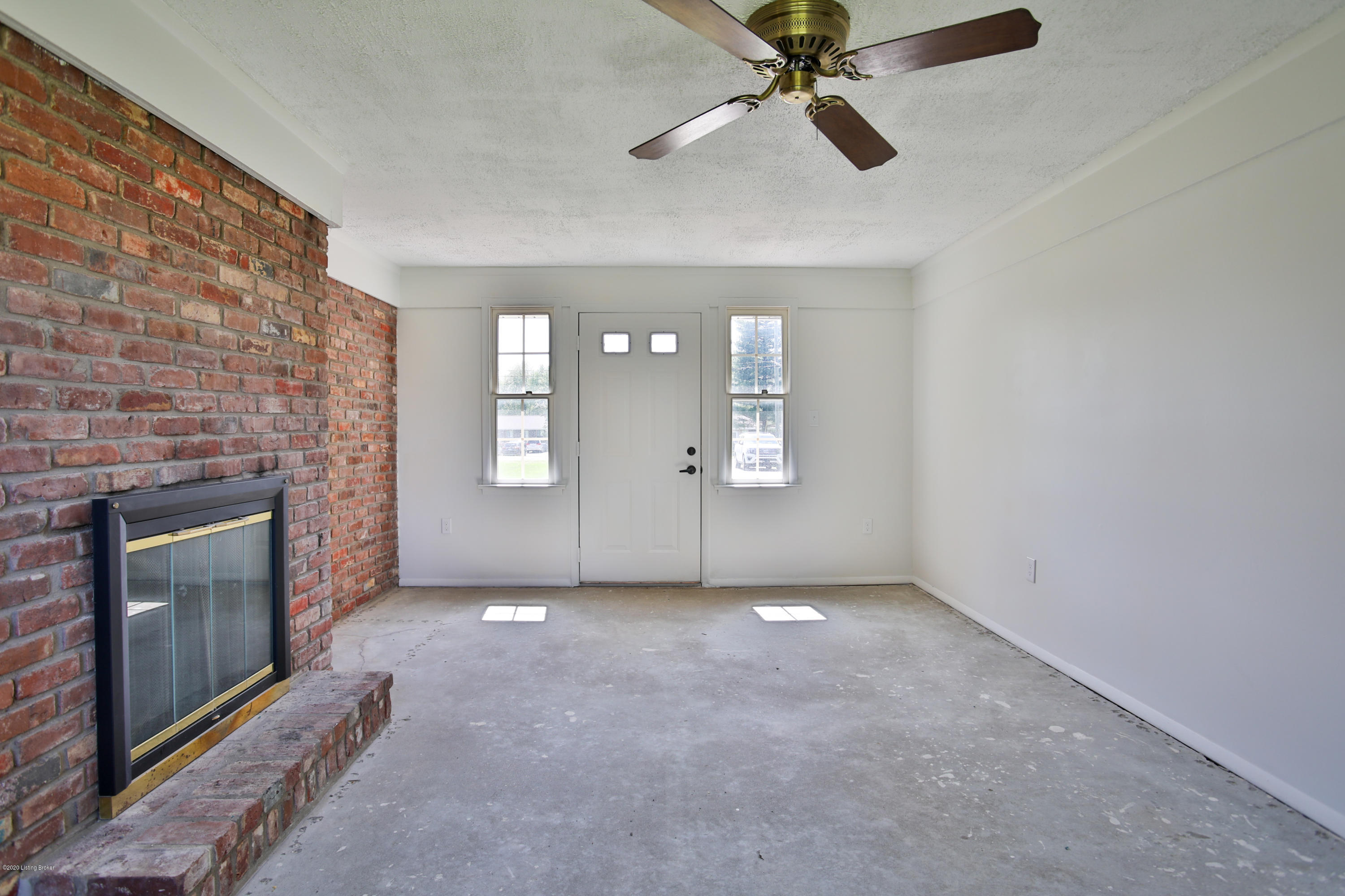4607 Lowe Road Louisville, KY 40220 - Photo 11 of 37 Den / office