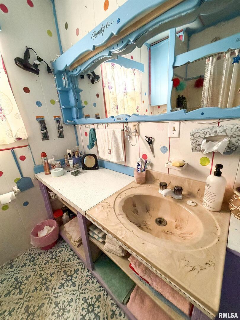 601 East Lafayette Street Olney, IL 62450 - Photo 20 of 45 a bathroom with a sink and a mirror