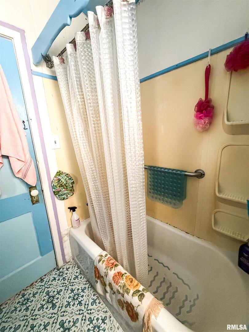 601 East Lafayette Street Olney, IL 62450 - Photo 24 of 45 a bathroom with a sink and a shower