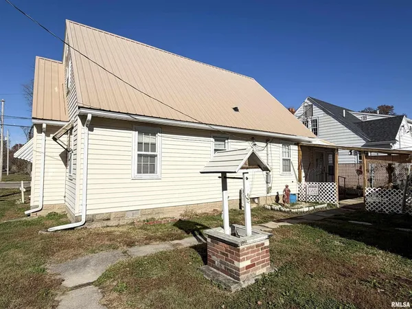 a view of a house with a backyard