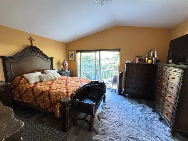 a view of a back yard