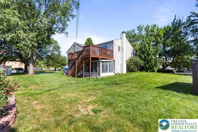a view of a front of house with a yard