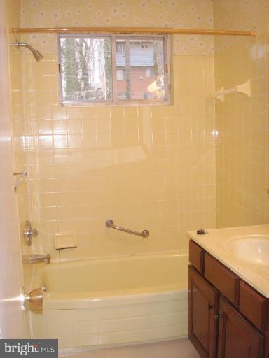 8517 Durham Court Springfield, VA 22151 - Photo 11 of 16 Bath #1