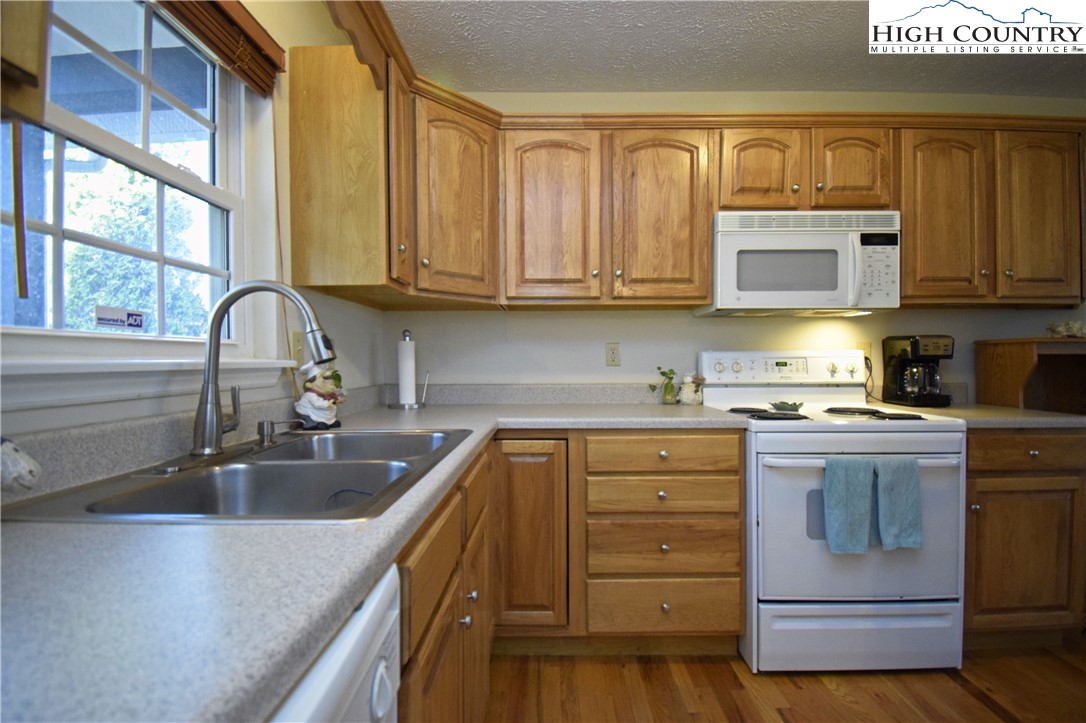 136 Deer Ridge Lane, Unit 1 Blowing Rock, NC 28605 - Photo 11 of 39