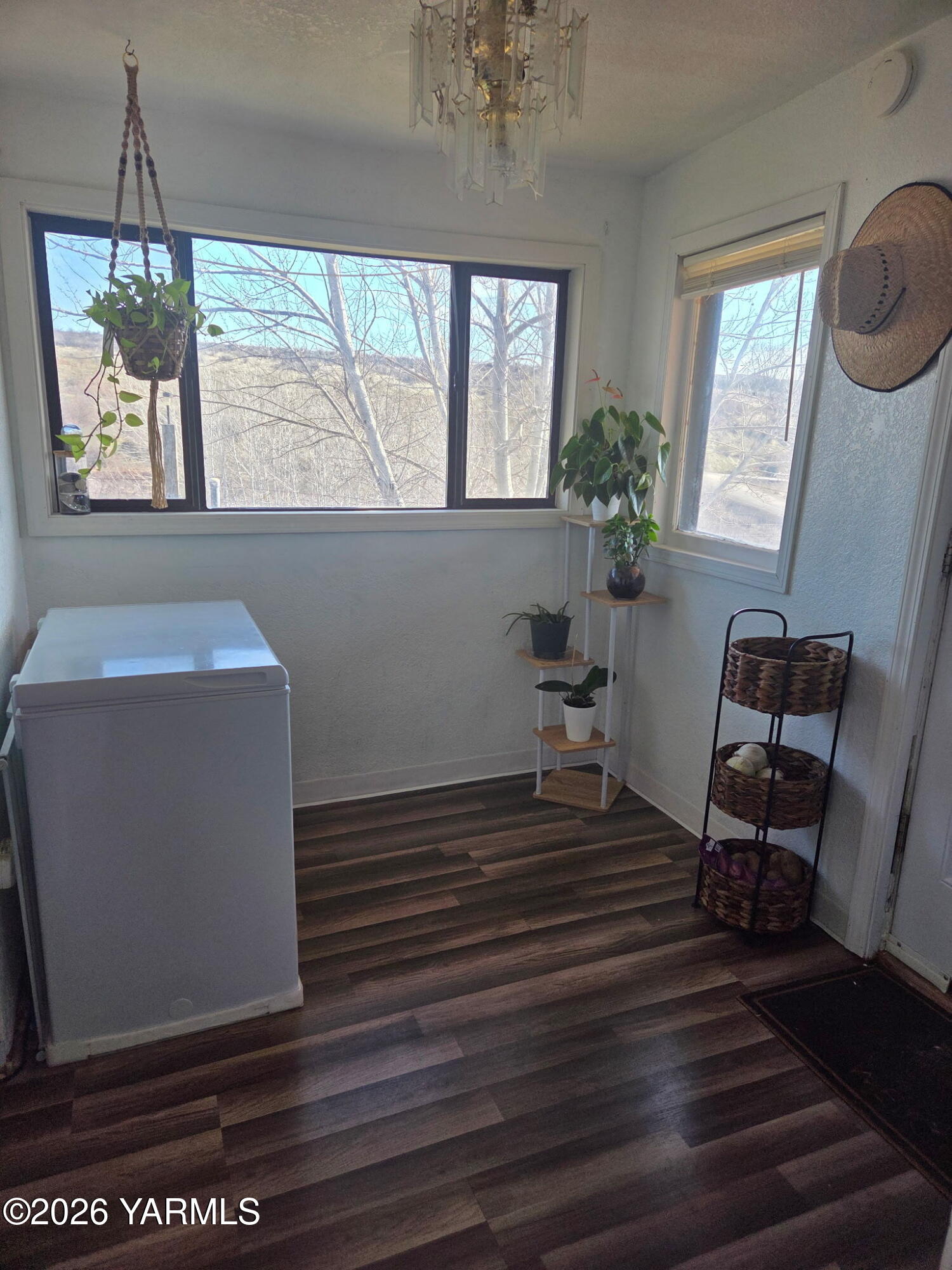 101 West Slavin Road Yakima, WA 98903 - Photo 30 of 37 a room with wooden floor and windows