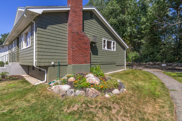 46 Dix Rd Extension Woburn, MA 01801 - Photo 3 of 30