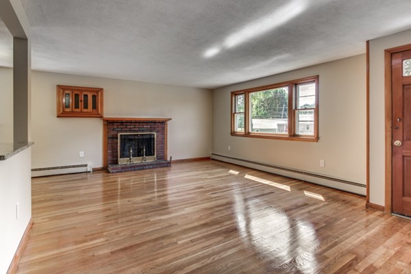 46 Dix Rd Extension Woburn, MA 01801 - Photo 7 of 30