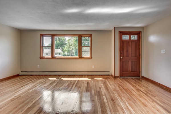 46 Dix Rd Extension Woburn, MA 01801 - Photo 8 of 30