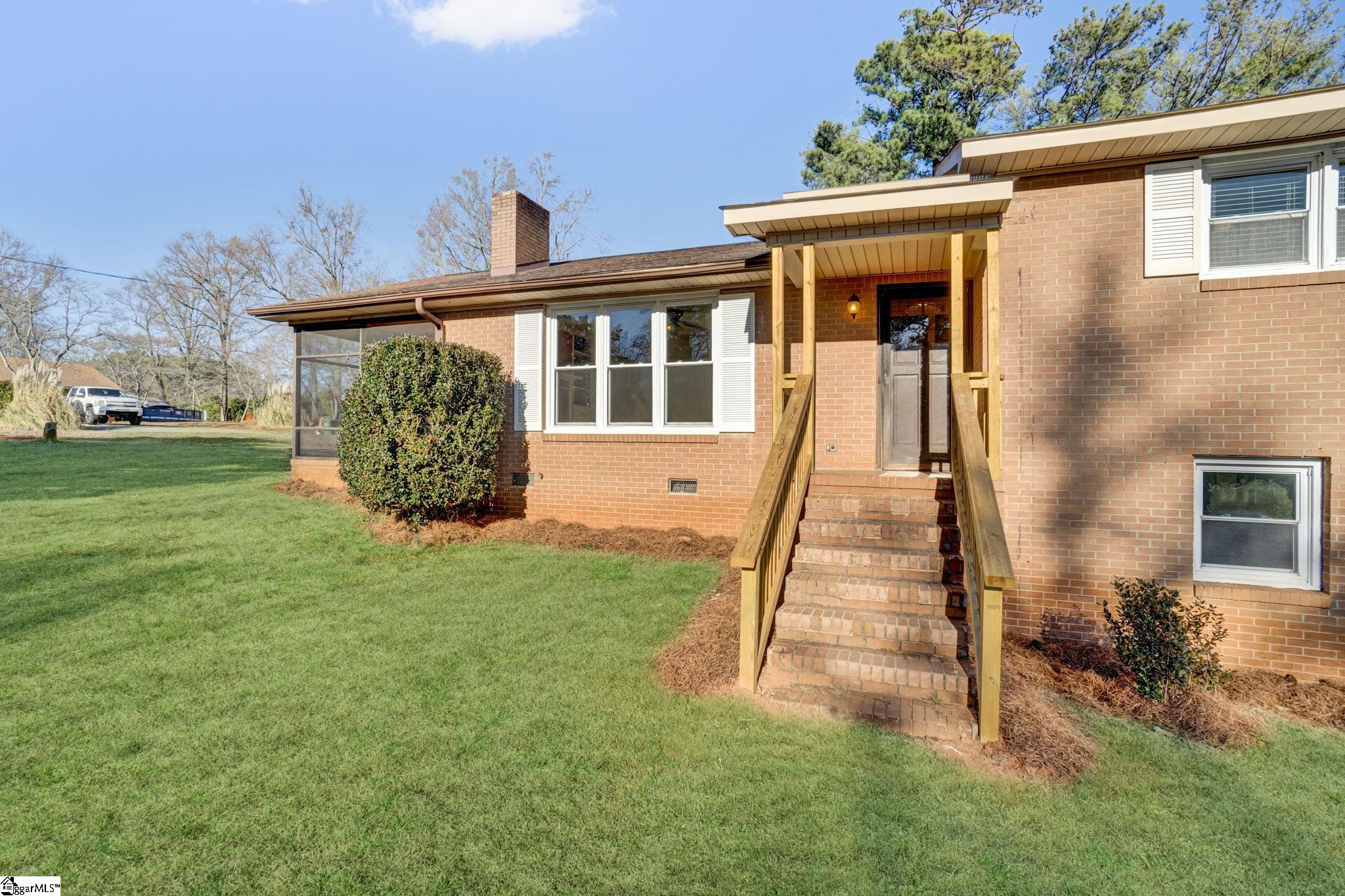 301 Dixon Street Clinton, SC 29325 - Photo 5 of 43