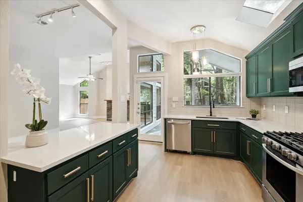 $2,495 | 31 Fire Flicker Place, The Woodlands, TX 77381