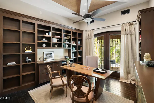 a view of entryway with an outdoor dining space
