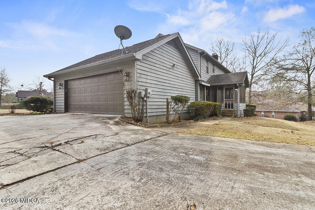 407 Smoke Rise Drive Warner Robins, GA 31088 - Photo 4 of 34 a front view of a house with a yard