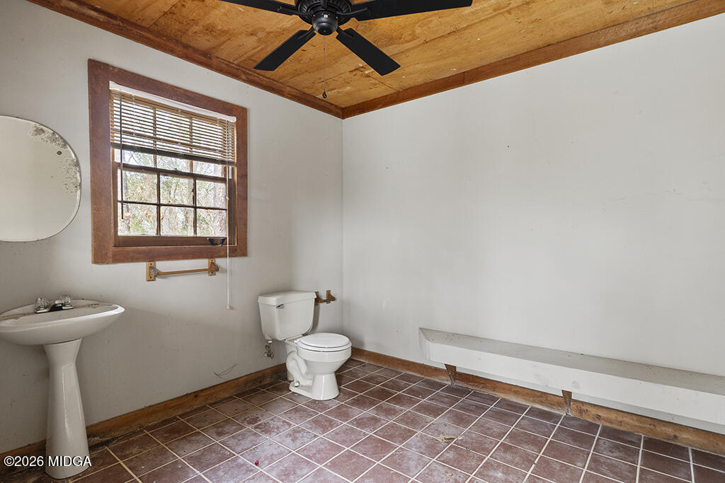 407 Smoke Rise Drive Warner Robins, GA 31088 - Photo 9 of 34 a bathroom with a toilet sink and mirror