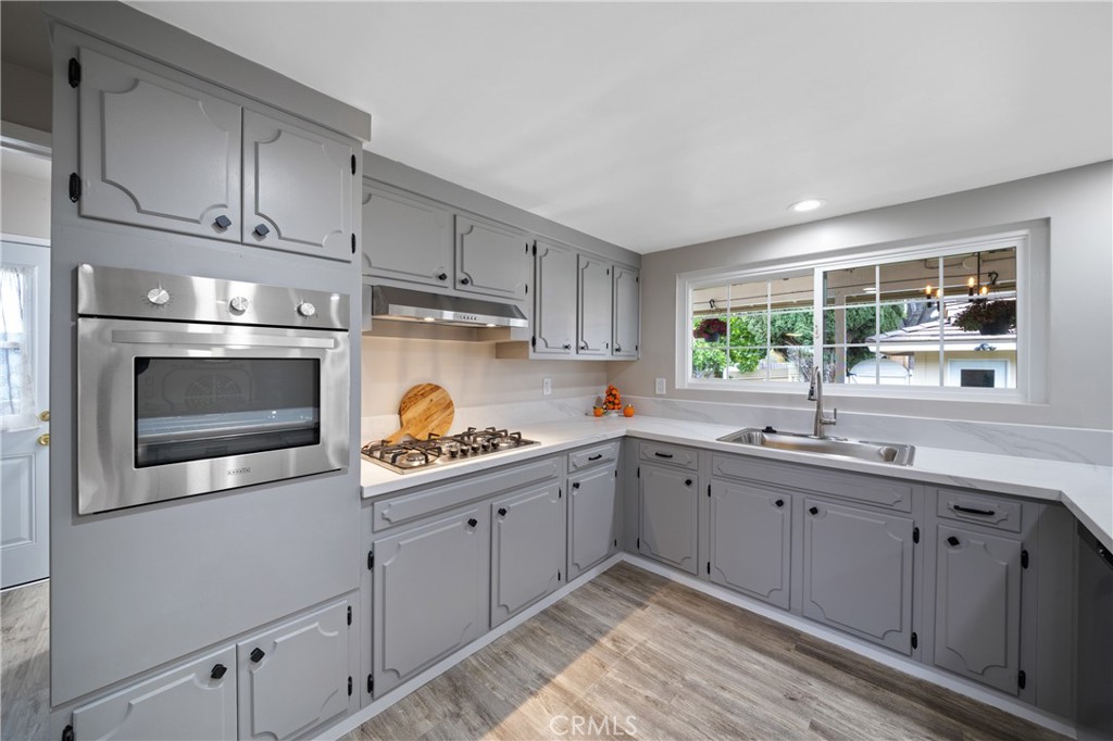 466 South Wellington Road Orange, CA 92869 - Photo 9 of 33 Kitchen