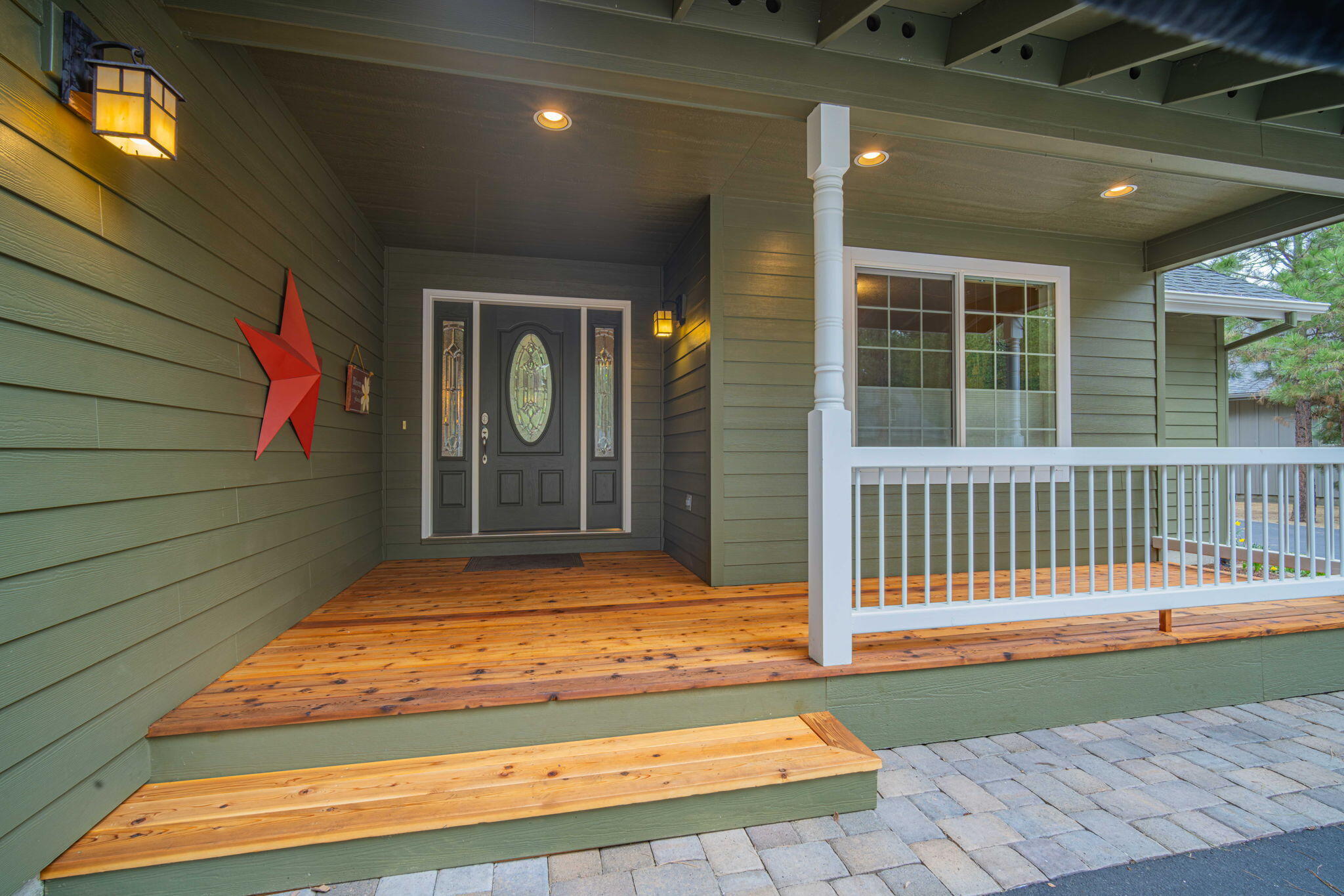 14234 Whitewater Loop La Pine, OR 97739 - Photo 6 of 62 Welcoming covered front porch